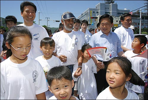 구스마오 대통령이 13일 오후 순천대학교에서 열린 '평화걷기대회'에 참석해 서갑원 국회의원, 조충훈 순천시장 등 시민들과 함께 거리를 걷고 있다. 